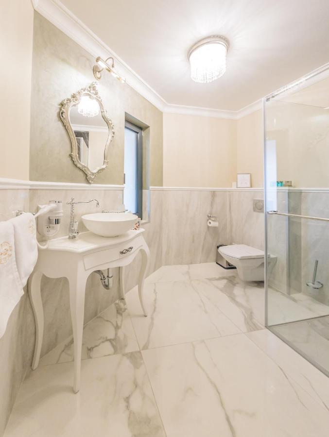 Grant Boutique Hotel Arad Exterior photo A modern bathroom