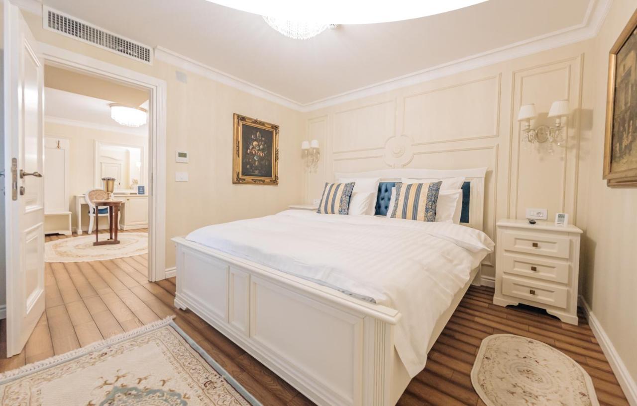 Grant Boutique Hotel Arad Exterior photo A bedroom at the hotel