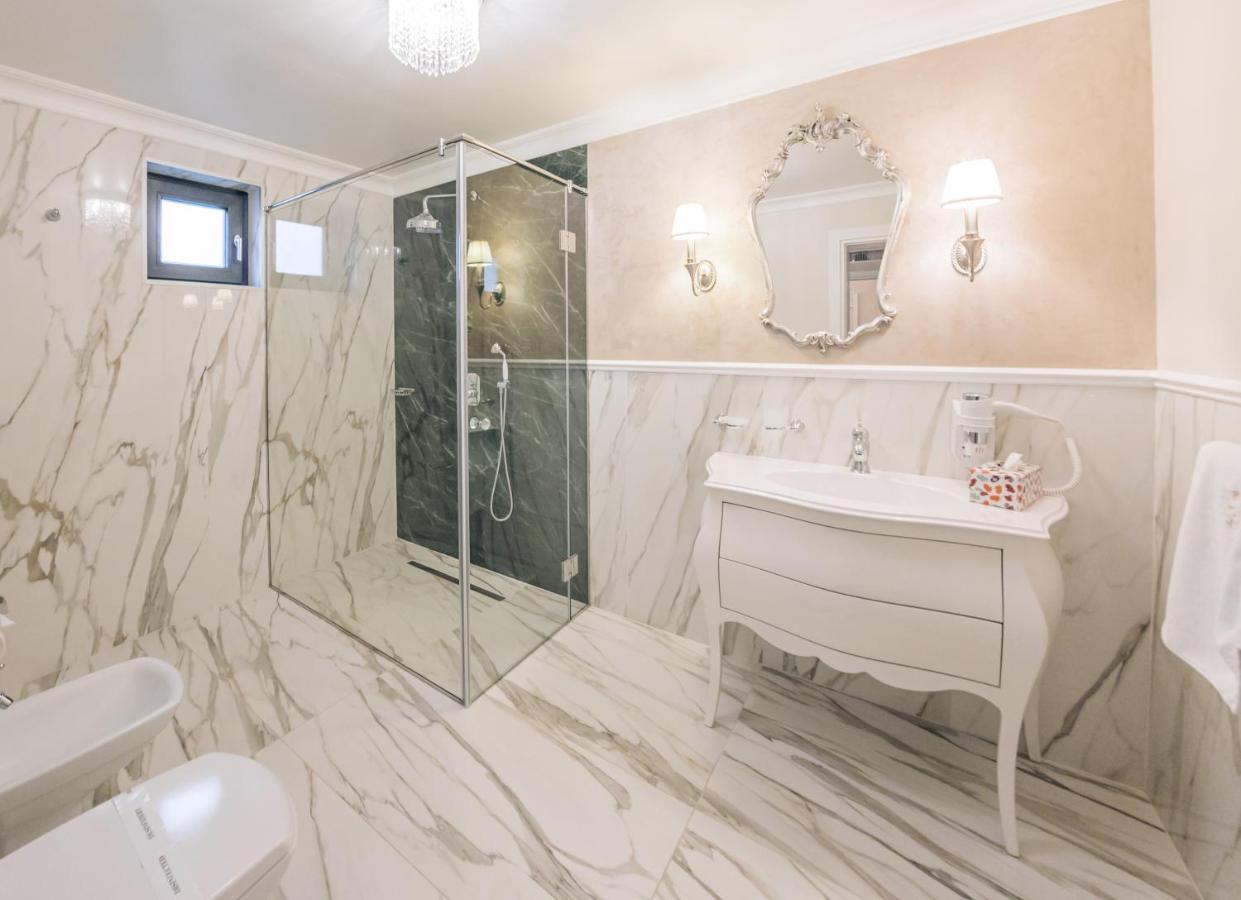 Grant Boutique Hotel Arad Exterior photo Bathroom with marble tiles