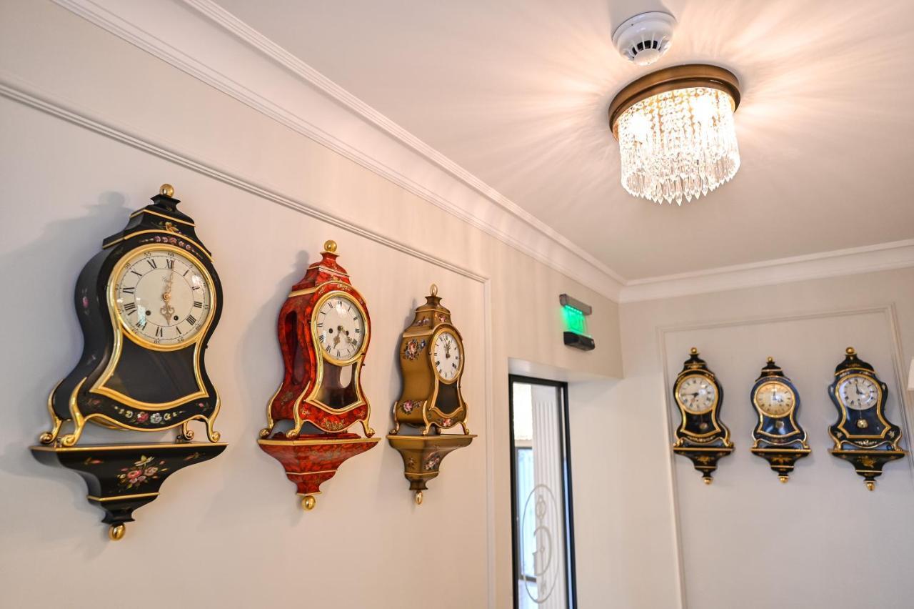 Grant Boutique Hotel Arad Exterior photo Clocks at the entrance of the museum